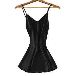 Élégante robe nuisette noire en satin de soie avec col en V et fines bretelles
