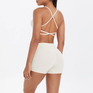 Détail de l'ensemble de yoga crème avec bretelles croisées et short de fitness taille haute