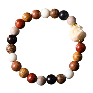 Bracciale di perle in legno misto con scultura di leone in avorio vegetale e perline