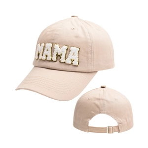 Détail de la boucle métallique et broderie MAMA sur une casquette en coton rose