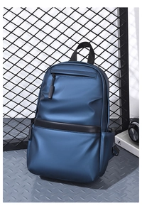 Detailansicht der wasserfesten blauen Brusttasche mit glatter Textur und schwarzem Reißverschluss
