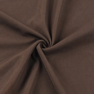 Détail macro de la texture en maille filet marron foncé avec un tissage fin aéré