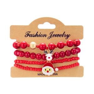 Dettaglio del set di 4 braccialetti con perline rosse e ciondoli Babbo Natale e renna