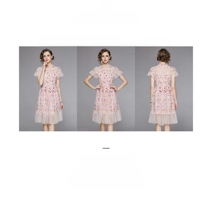 Vues détaillées d'une robe en dentelle rose avec broderie florale et sequins sur tulle