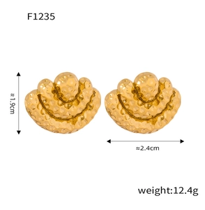 Detail of fan-shaped hammered gold earrings with size and weight measurements