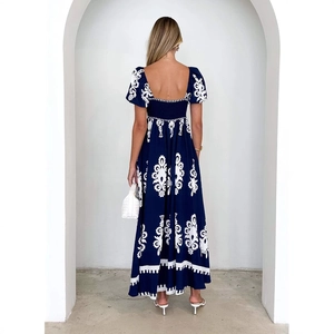 Abito lungo estivo blu scuro con stampa floreale bianca e schiena scoperta scollo quadrato