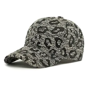 Berretto da baseball strutturato con motivo leopardato in pizzo bianco e nero e visiera curva