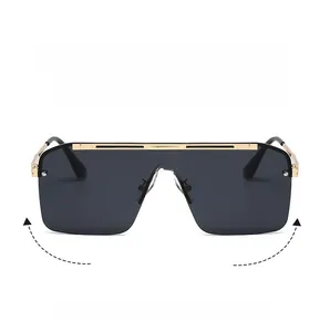 Detalle de gafas de sol cuadradas de gran tamaño con puente de metal dorado y lentes