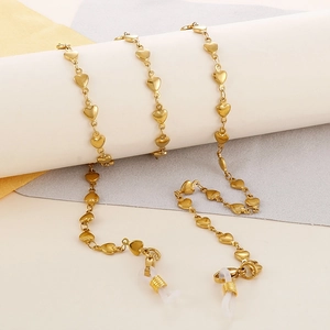 Détail de la chaîne à lunettes dorée en forme de cœur avec boucles en silicone réglables