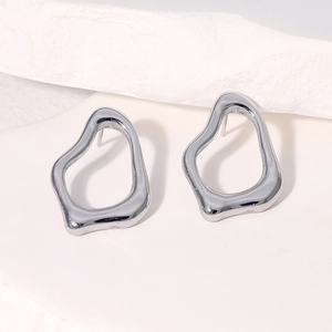 Boucles d'oreilles minimalistes argentées de forme fluide irrégulière au fini poli