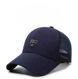 Détail d'une casquette de baseball en mesh bleu foncé avec sangle et tissu respirant