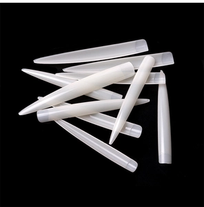 Dettaglio macro di 120 punte per unghie stiletto extra lunghe per la pratica della nail art