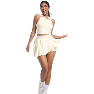 Détail de la mini-jupe plissée et du gilet polo blanc crème pour le tennis et le fitness