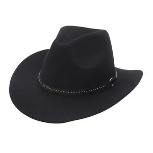 Détail d'un chapeau de cowboy en feutre noir avec une ceinture décorative à rivets