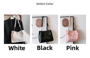 Dettaglio delle borse tote in bianco, nero e rosa con tracolle a catena metallica