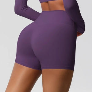 Vista posteriore dei pantaloncini da yoga viola scuro a vita alta con effetto sollevamento