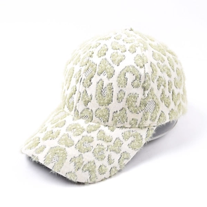 Détail d'une casquette de baseball en peluche léopard avec texture douce et visière