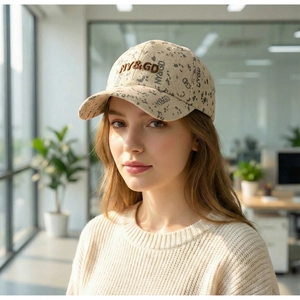 Détail de casquette beige avec broderie 3D et imprimé abstrait de lettres en continu