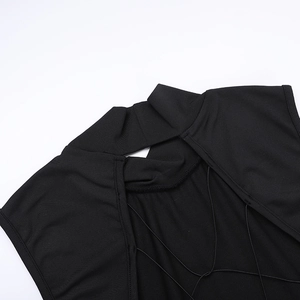 Detail eines schwarzen rückenfreien Kleides mit überkreuzten Trägern und Cut-Out-Design