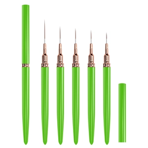 Détail de 5 pinceaux liner nail art verts avec pointes fines et bagues en or rose