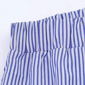 Détail du tissu à rayures bleues et blanches montrant la taille élastique cousue