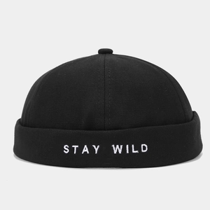 Détail de la broderie Stay Wild sur un bonnet docker noir en toile style streetwear