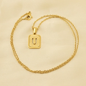 Collier en acier inoxydable 18K doré avec pendentif carré et lettre U ajourée