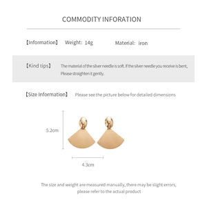 Detailed size specifications for gold fan-shaped earrings with silver needles