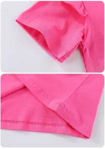 Detailansicht des rosa Mädchenoberteils mit Rüschenärmeln und doppelt genähtem Saum
