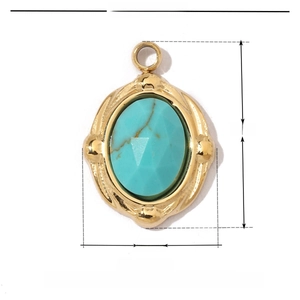 Détail macro d'un pendentif ovale 15x10mm en acier doré avec pierre naturelle verte