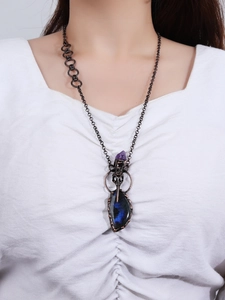 Détail d'un collier vintage en bronze avec labradorite et améthyste porté par un mannequin