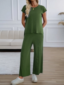 Detail des gemütlich strukturierten Stoffes am grünen zweiteiligen Lounge-Set für Damen