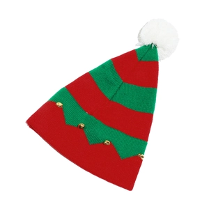 Détail du bonnet de lutin tricoté avec rayures rouges vertes et clochettes dorées