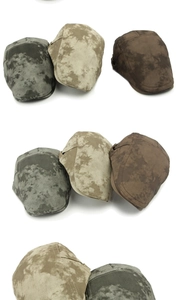 Vista piatta di berretti retrò tie-dye nei colori grigio-verde, kaki e marrone scuro