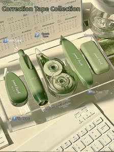 Set di nastri correttori estetici verde sfumato mostrati su una scrivania