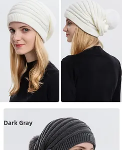 Détail du bonnet en maille torsadée avec pompon doux et protection des oreilles chaude