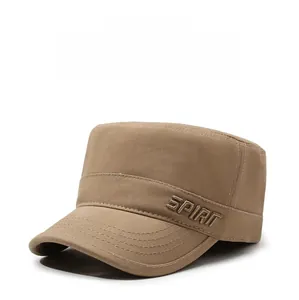 Vue détaillée du chapeau militaire kaki avec broderie spirit et tissu en sergé de coton