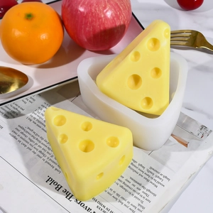 Dettaglio dello stampo in silicone a forma di formaggio con trama flessibile e realistica