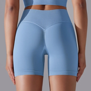Détail macro du short de yoga bleu clair sans couture avec texture en tricot côtelé