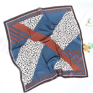 Carré de soie 70x70cm avec imprimé léopard et rayures géométriques colorées