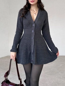 Robe en maille gris foncé à col en V, manches longues et boutons coupe évasée
