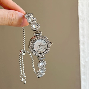 Details von silbernem Blumen-Armbanduhr mit Strasssteinen und verstellbarem Verschluss
