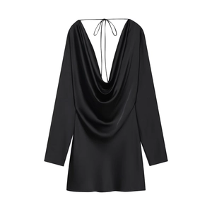 Robe élégante noire en satin à manches longues avec dos nu drapé et aspect soyeux