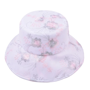 Vista dettagliata di un elegante cappello a secchiello bianco con ricami floreali.