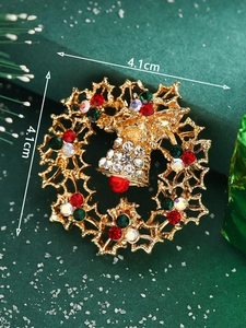Detail of Christmas wreath brooch with red and green rhinestones, size 4.1cm x 4.1cm