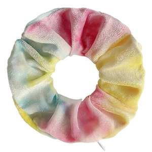 Weiches Tie-Dye Samt-Haargummi mit rosa, gelben und blauen Farbverläufen