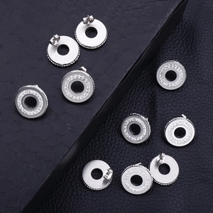 Boucles d'oreilles rondes évidées en argent avec cristaux sur fond noir texturé