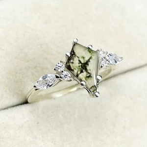 Moosachat-Ring im Drachenschliff mit Marquise-Zirkonen und silbernem Metallband