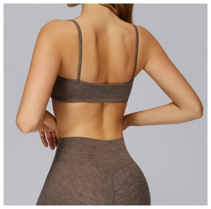 Vista dettagliata del reggiseno sportivo e dei leggings grigio caffè testurizzati da dietro