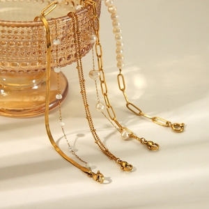 Ensemble bracelet et collier double couche en acier doré et perles d'eau douce sur verre